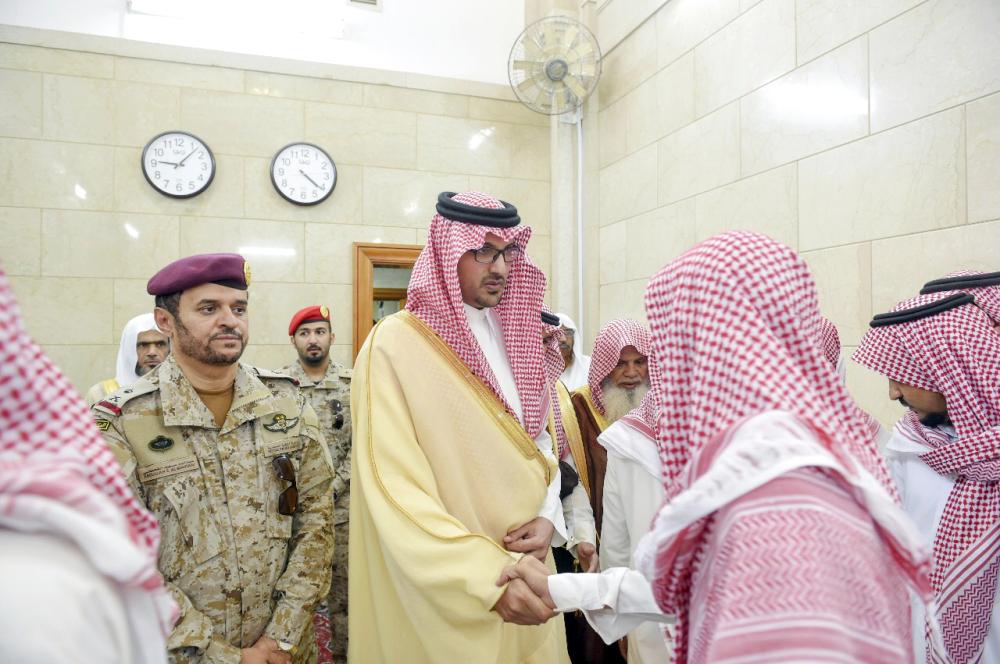 



الأمير سعود بن خالد مواسيا ذوي الشهيد.