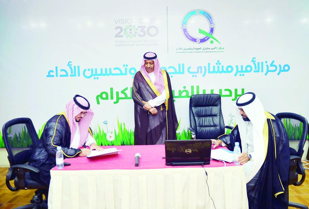 



الأمير حسام بن سعود خلال رعايته توقيع الاتفاقات.