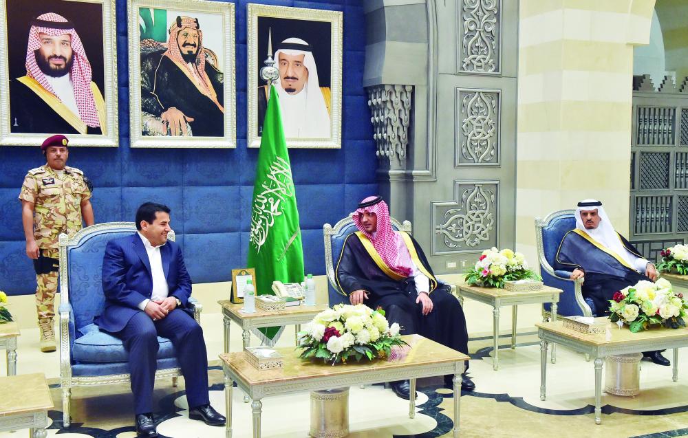 



الأمير عبدالعزيز بن سعود أثناء استقباله وزير الداخلية العراقي أمس (واس)