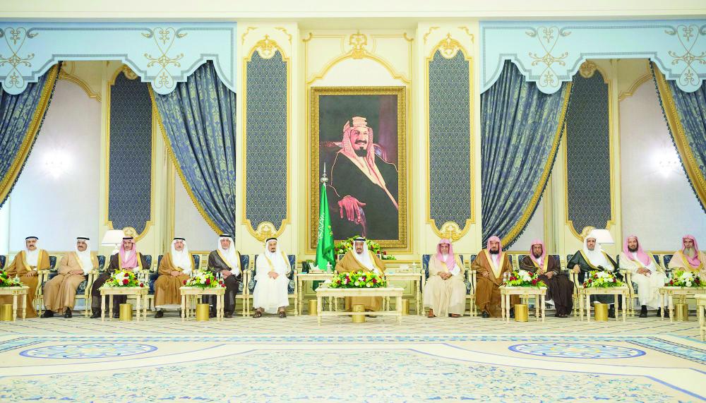 



الملك سلمان مستقبلا الأمراء والعلماء والوزراء والمواطنين أمس في جدة. (تصوير: بندر الجلعود)