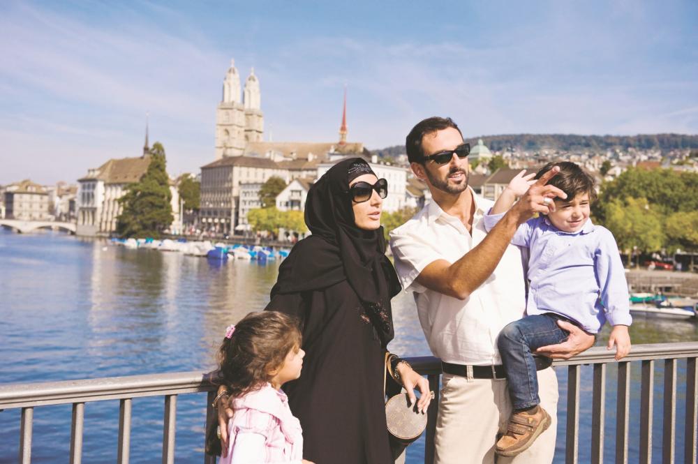 


عائلة عربية في أحد الأماكن السياحية.