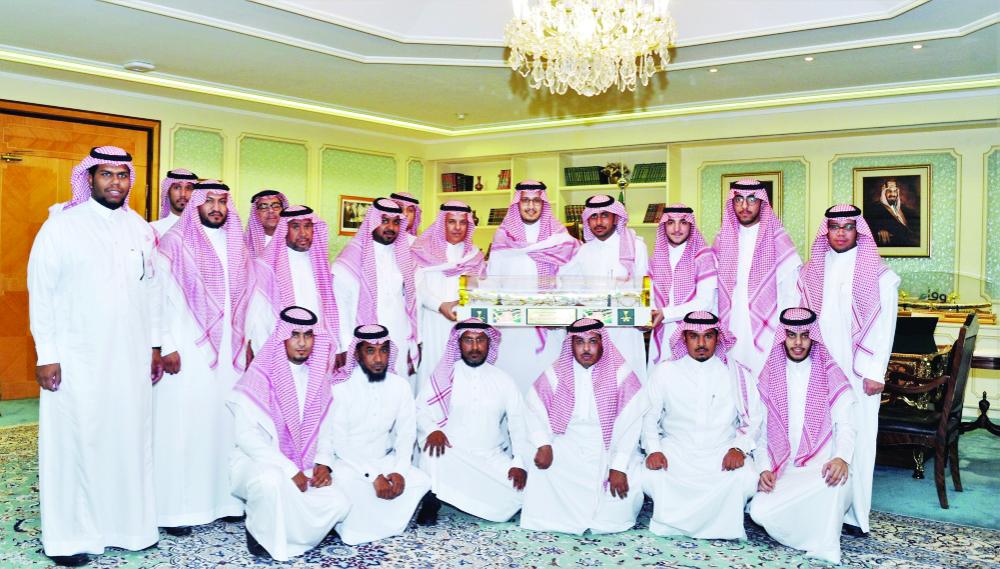 



الأمير أحمد بن فهد متسلما هدية من فريق سالك التطوعي. (عكاظ)