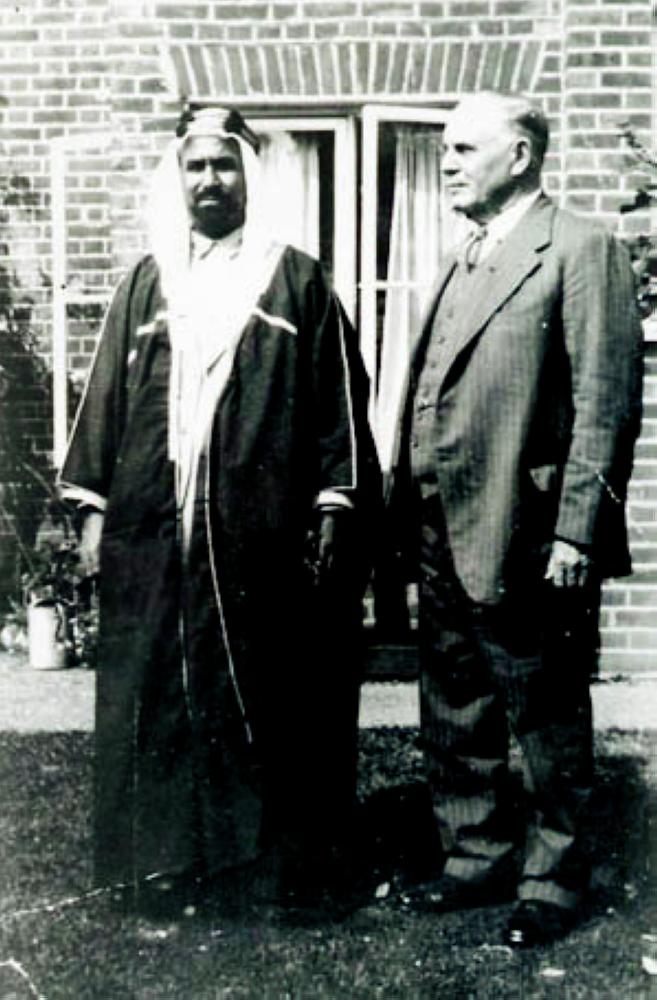 



هولمز مع حاكم الكويت الشيخ أحمد الجابر في لندن عام 1935.