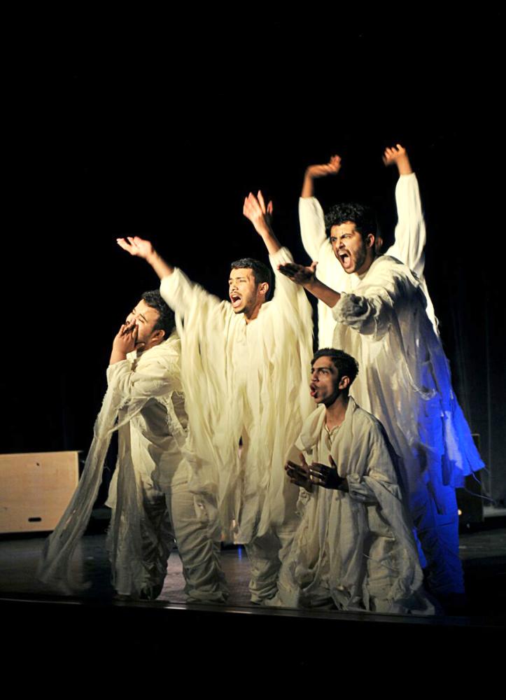 


طلاب جامعة الطائف في مشهد من المسرحية.