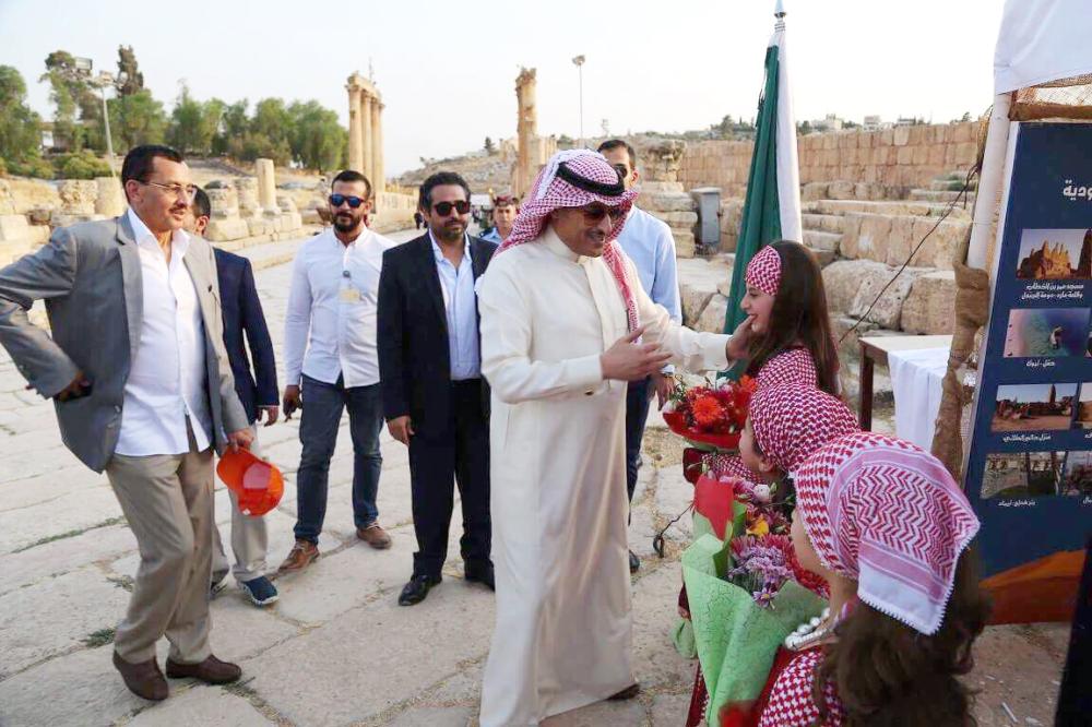 


الأمير خالد يتلقى باقات الورود من طفلات تابعات لمهرجان جرش، أمس الأول.