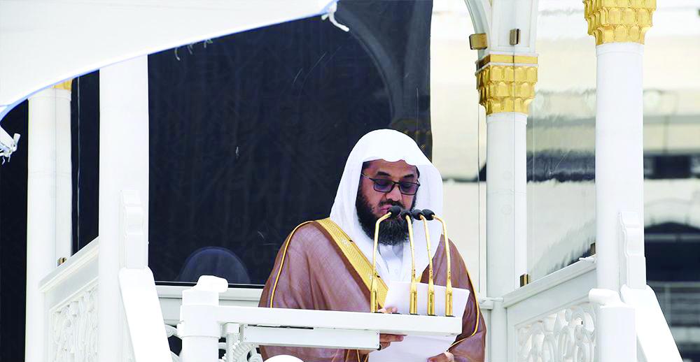 



إمام وخطيب المسجد الحرام الدكتور سعود الشريم يلقي خطبته أمس.