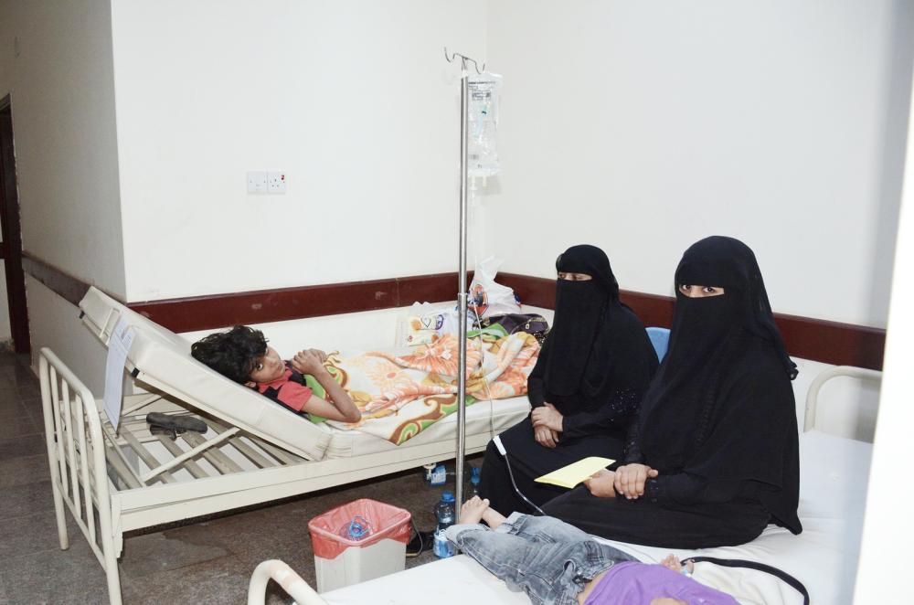نساء يمنيات يقفن بجوار طفل يتلقى العلاج لمكافحة مرضى الكوليرا في صنعاء. (متداولة)
