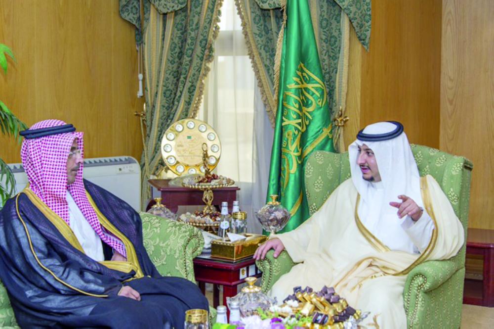 الأمير عبدالعزيز بن فهد ملتقيا وكيل وزارة الصحة المكلف للرعاية الصحية الأولية. (عكاظ)