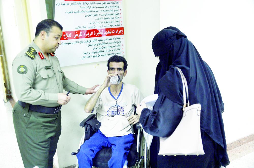 





مدير إدارة الوافدين بجوازات منطقة مكة المكرمة العقيد عبود الحربي يساعد أحد المراجعين. (عكاظ)