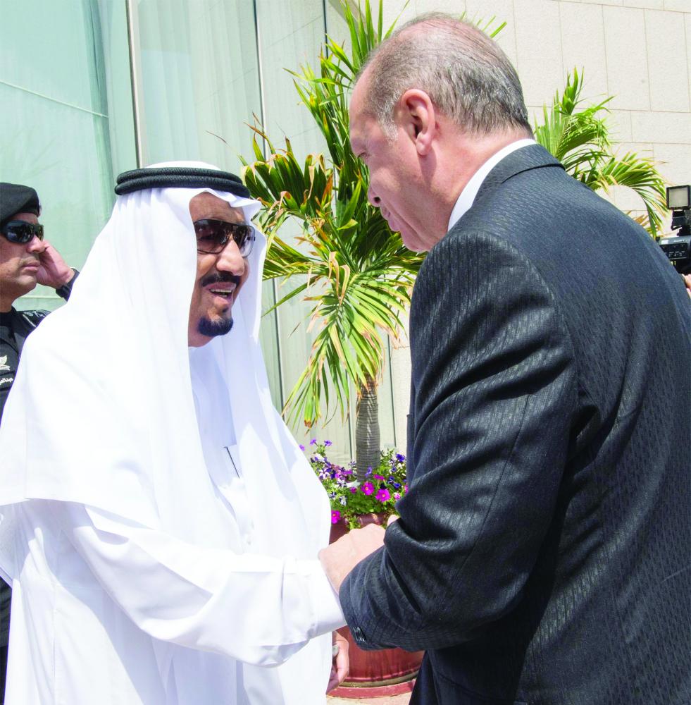 



خادم الحرمين الشريفين مرحبا بالرئيس التركي أمس في جدة. (تصوير: بندر الجلعود)