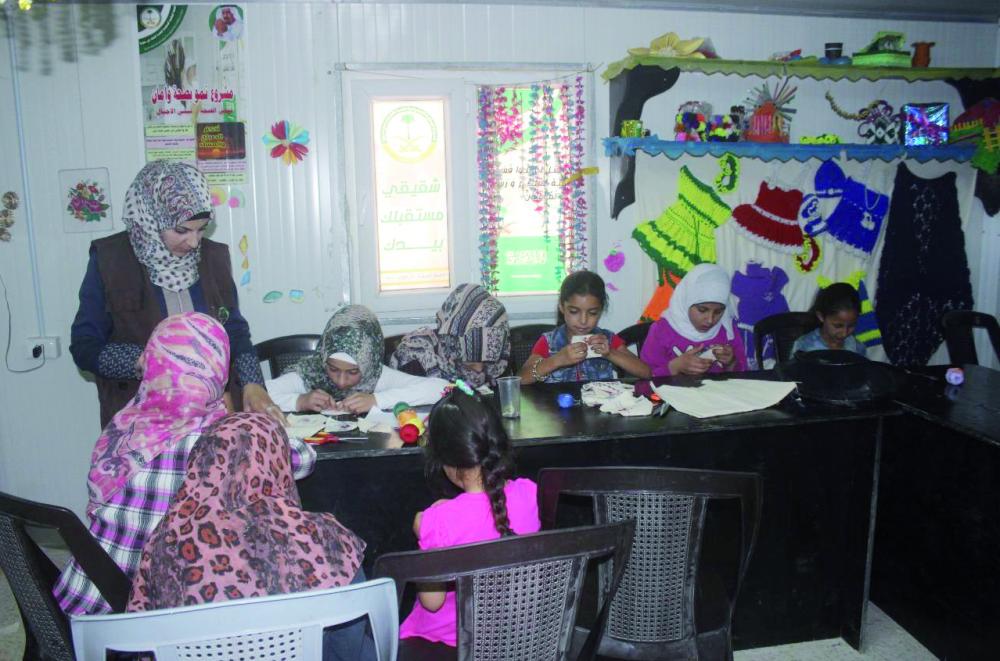 



فتيات سوريات يتلقين تدريبا مهنيا في المركز السعودي بمخيم الزعتري. (عكاظ)
