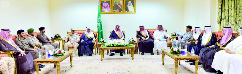 





الأمير جلوي بن عبدالعزيز في لقائه بأعضاء جمعية ذوي الشهداء والقيادات العسكرية. (عكاظ)