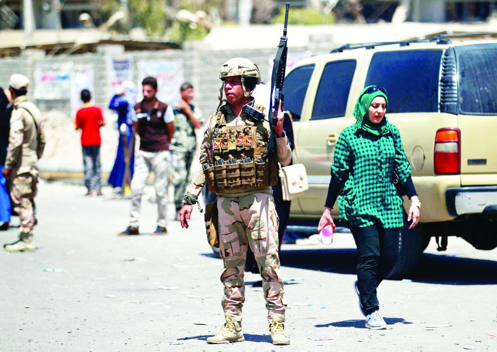 



جندي عراقي يحرس جامعة الموصل أمس. (رويترز)