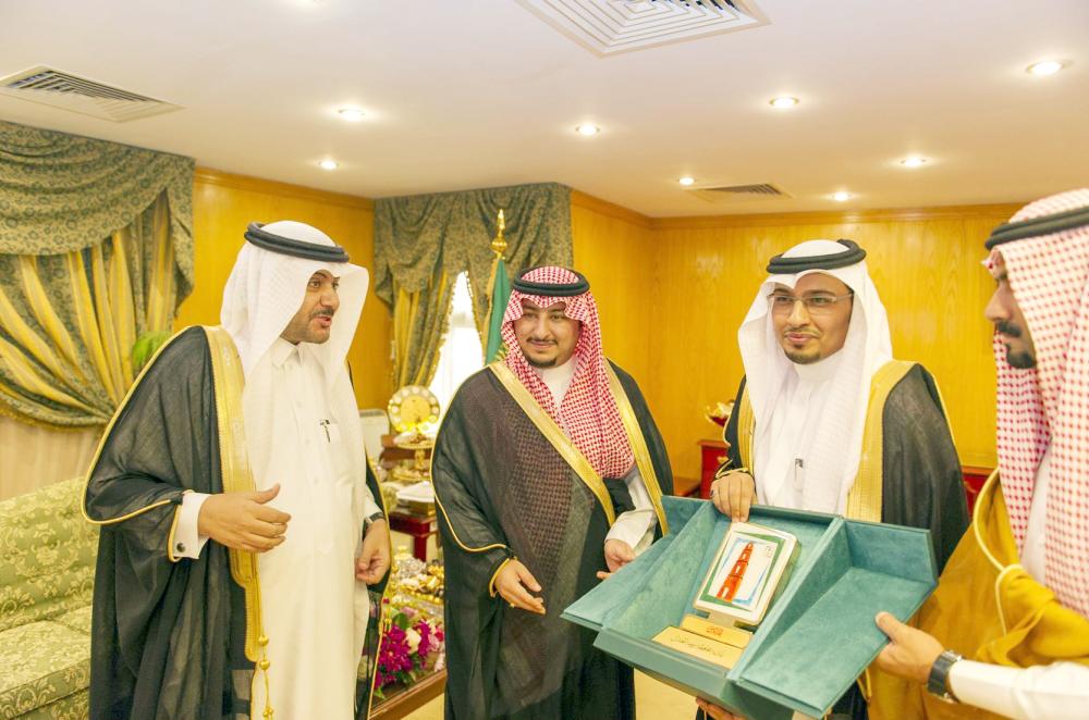 



الأمير عبدالعزيز بن فهد مستقبلا السالم وأعضاء المجلس. (واس)