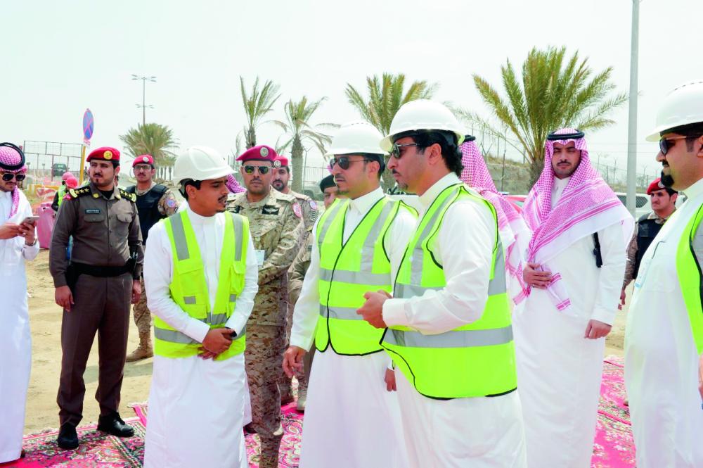 



أثناء تفقد الأمير منصور بن مقرن مشروع مطار أبها الجديد.