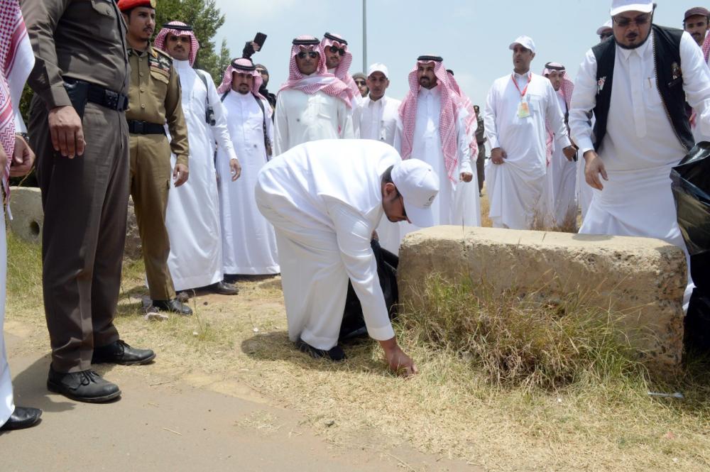 


.. ويلتقط بعض المخلفات من الأرض.