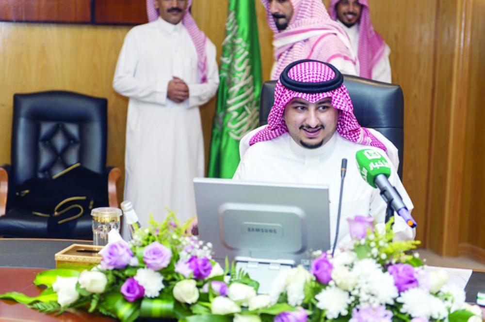 



الأمير عبدالعزيز بن فهد مترئسا اجتماع لجنة تطوير بحيرة دومة الجندل. (عكاظ)