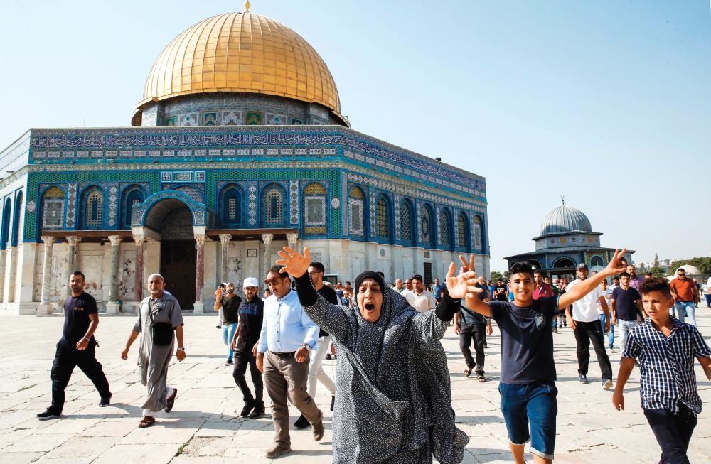 آلاف الفلسطينيين داخل باحات المسجد الأقصى بعد إنهاء إغلاقه أمس.   (أ. ف. ب)