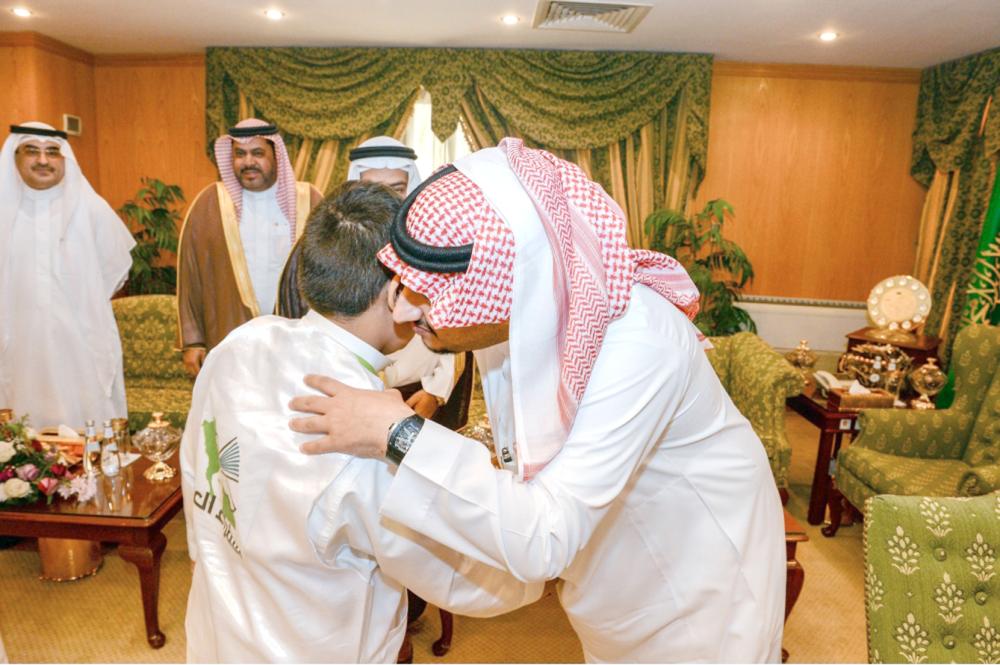 



 الأمير عبدالعزيز بن فهد مستقبلا أحد سفراء العزم. (عكاظ)