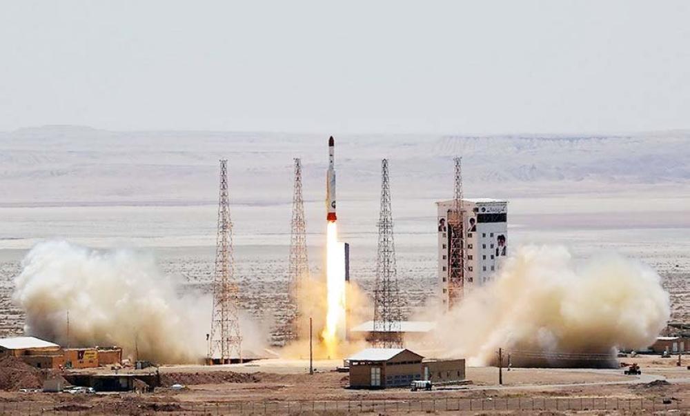 



الإطلاق التجريبي للصاروخ الإيراني من قاعدة الخميني في وسط إيران أمس. (رويترز)