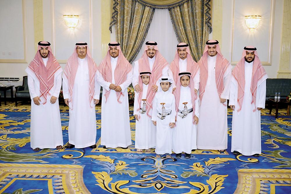 



الأمير فيصل بن خالد، والأمير منصور بن مقرن مع عدد من حضور الحفلة. (عكاظ)