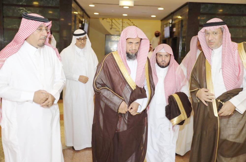 



الشيخ سعود المعجب أثناء جولته في فروع النيابة العامة في الرياض.