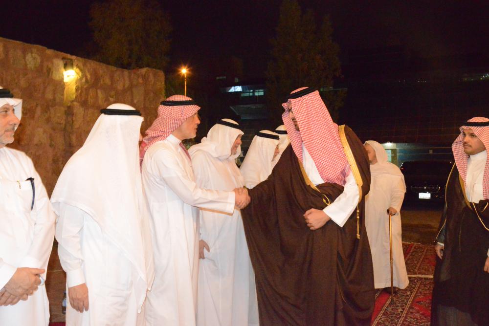 الأمير سعود بن خالد بن فيصل مقدما التعازي. 