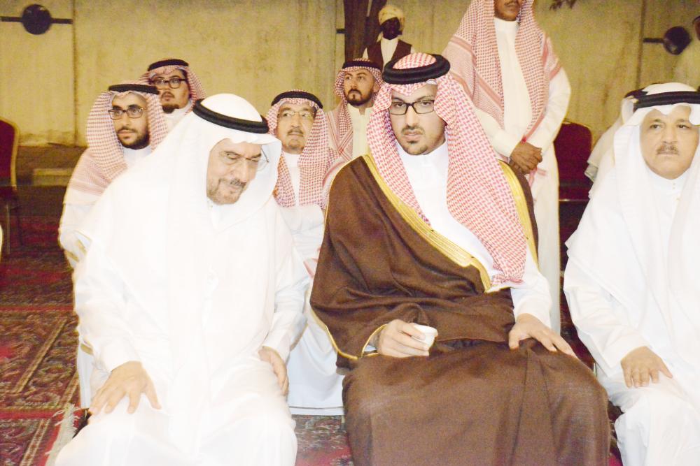 





الأمير سعود بن خالد مواسياً إياد مدني. 