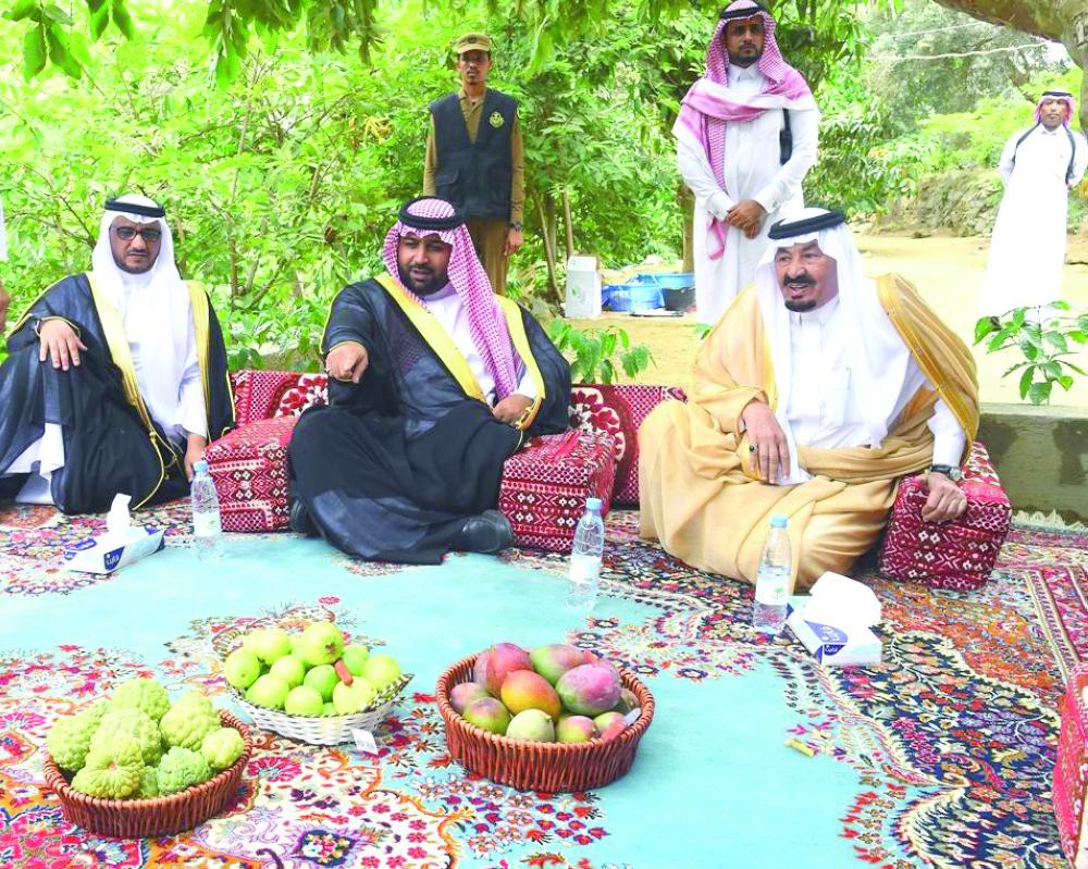 





نائب أمير جازان في لقائه بأهالي فيفاء أمس. (واس)