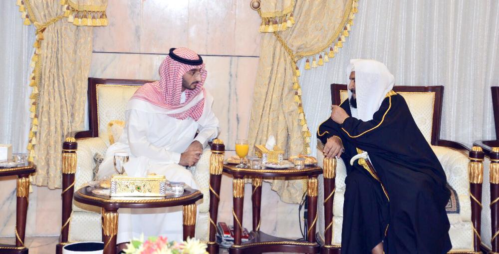 





الأمير عبدالله بن بندر والراجح خلال الزيارة. (عكاظ)