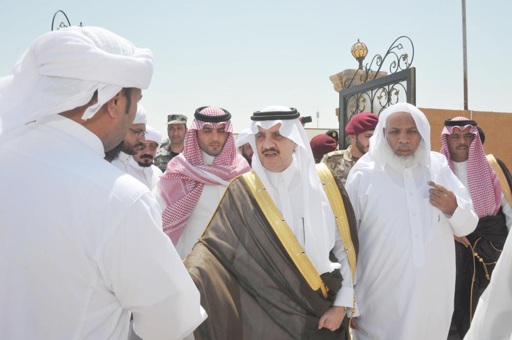 



الأمير سعود بن نايف مواسيا أسرة الشهيد اليامي. (عكاظ)