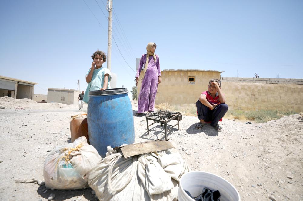 



سورية وابنها وابنتها إلى جانب أمتعتهم عقب فرارهم من مدينة الرقة أمس الأول. (رويترز)