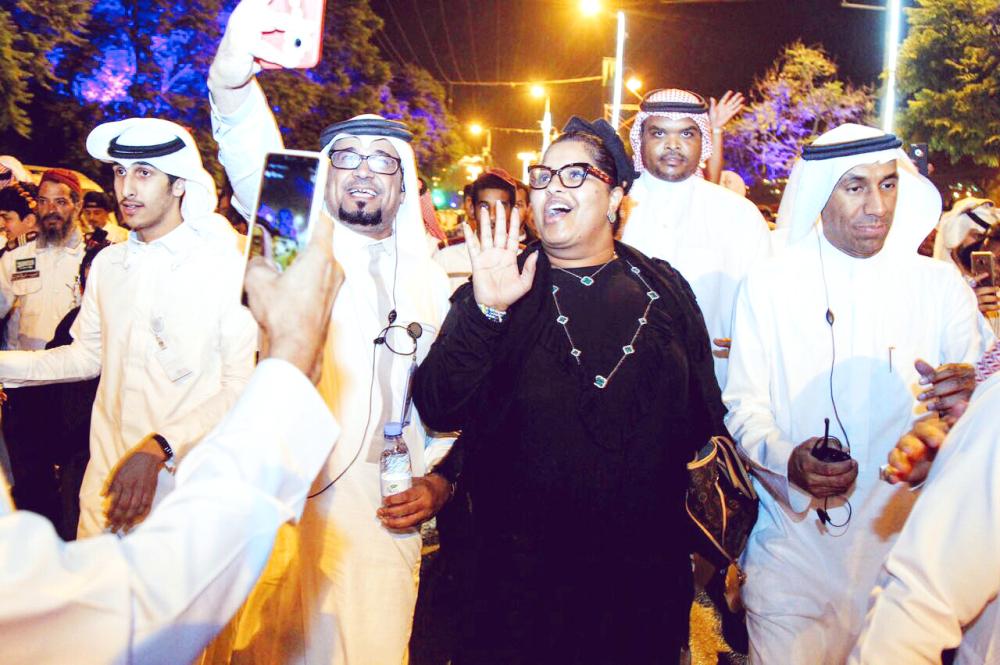 


الفنانة الكويتية هيا الشعيبي تتجول في شارع الفن بأبها.