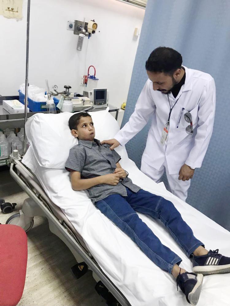 





طبيب يطمئن على الطفل اليمني إياد المنبحر.