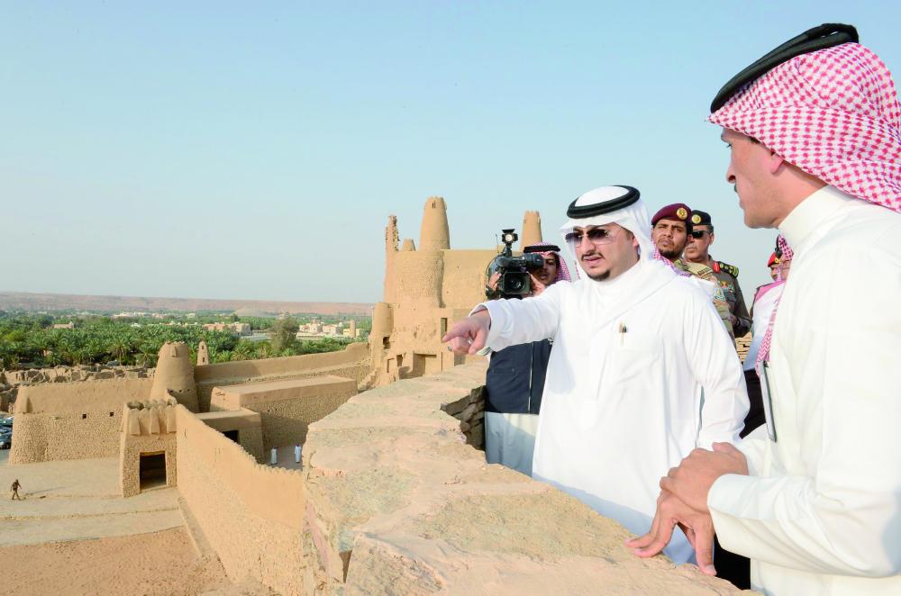 



الأمير عبدالعزيز بن فهد يتفقد المواقع الأثرية والتاريخية. (عكاظ)