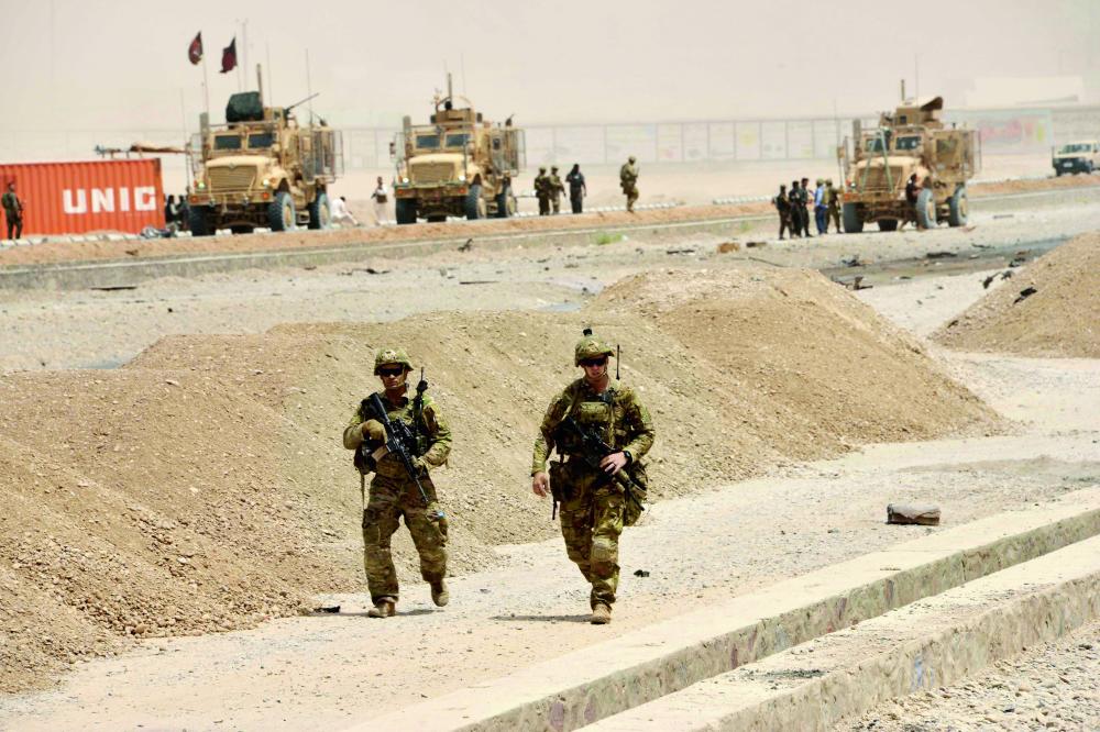 



جنود أمريكيون يمشطون منطقة تم فيها تفجير انتحاري من طالبان بسيارة مفخخة مستهدفا قافلة للقوات الأجنبية (حلف الناتو) في ولاية قندهار جنوبي أفغانستان. (أ ف ب)