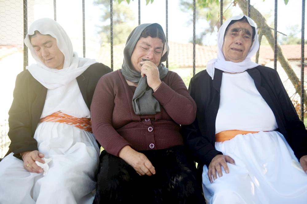 لاجئات يزيديات يبكين بحرقة خلال الاحتفال بالذكرى السنوية الثالثة للإبادة الجماعية اليزيدية في منطقة سنجار، في أبولونيا باليونان أمس. (رويترز)