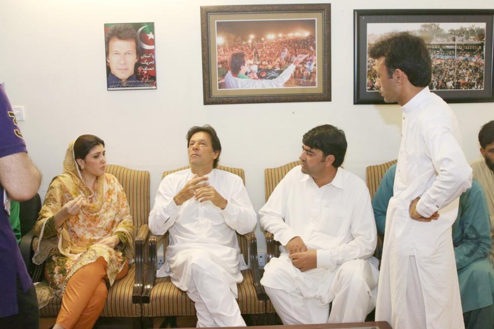 



عمران خان وعائشة غولالالي.