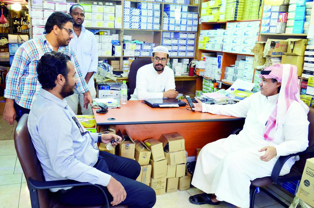 





مسؤولون عن محل أدوات البناء يتحدثون لمحرر عكاظ. (تصوير: عبد المجيد الدويني)