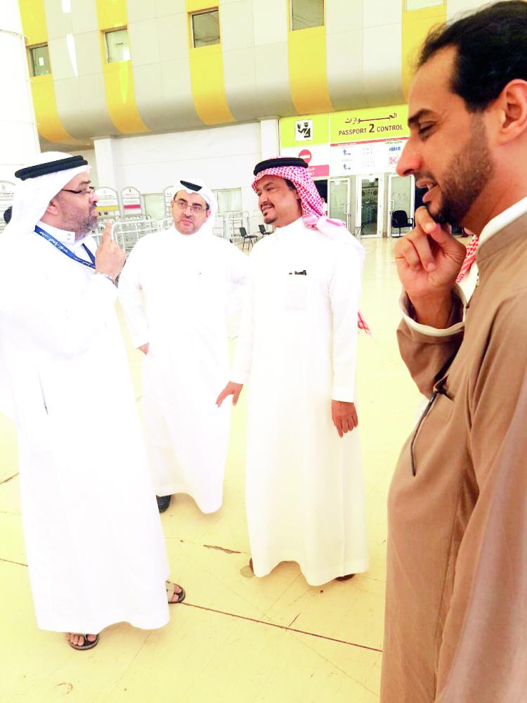 





وزير الحج مستمعا لأحد مقدمي الخدمات للحجاج في مطار الملك عبدالعزيز. (عكاظ)