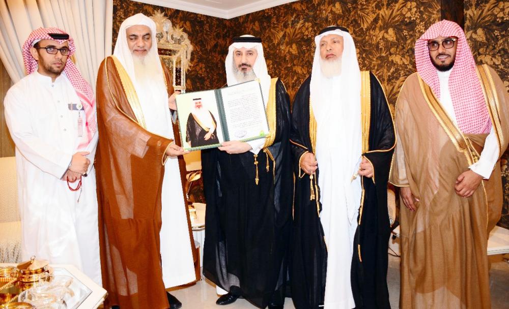 





الأمير فيصل بن ثامر أثناء تسلمه الرئاسة الفخرية لجمعية نفع الخيرية. (عكاظ)