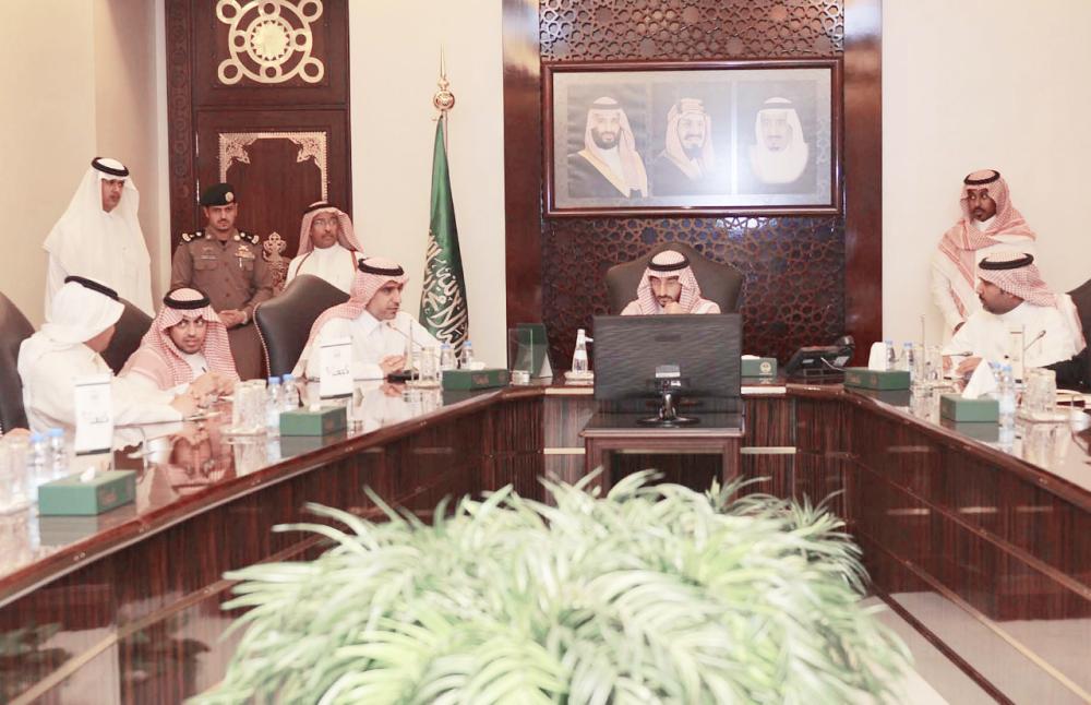



نائب أمير منطقة مكة خلال استعراض الإستراتيجيات.