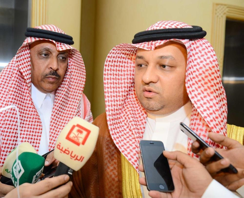 رئيس مجلس إدارة الاتحاد السعودي لكرة القدم عادل عزت خلال حديثه لوسائل الإعلام. 
