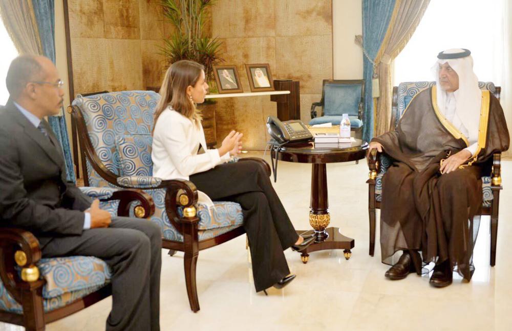 



الأمير خالد الفيصل مستقبلاً القنصل الإيطالي اليزابيتا مارتيني أمس.