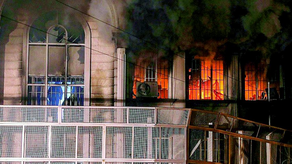 



تحقيقات إيران في حريق السفارة السعودية «مكانك سر» رغم مضي قرابة العامين على الحادثة. (عكاظ)
