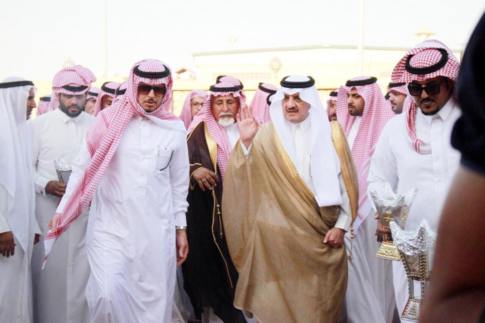 





الأمير سعود بن نايف مقدما التعازي لذوي الفقيد. (عكاظ)