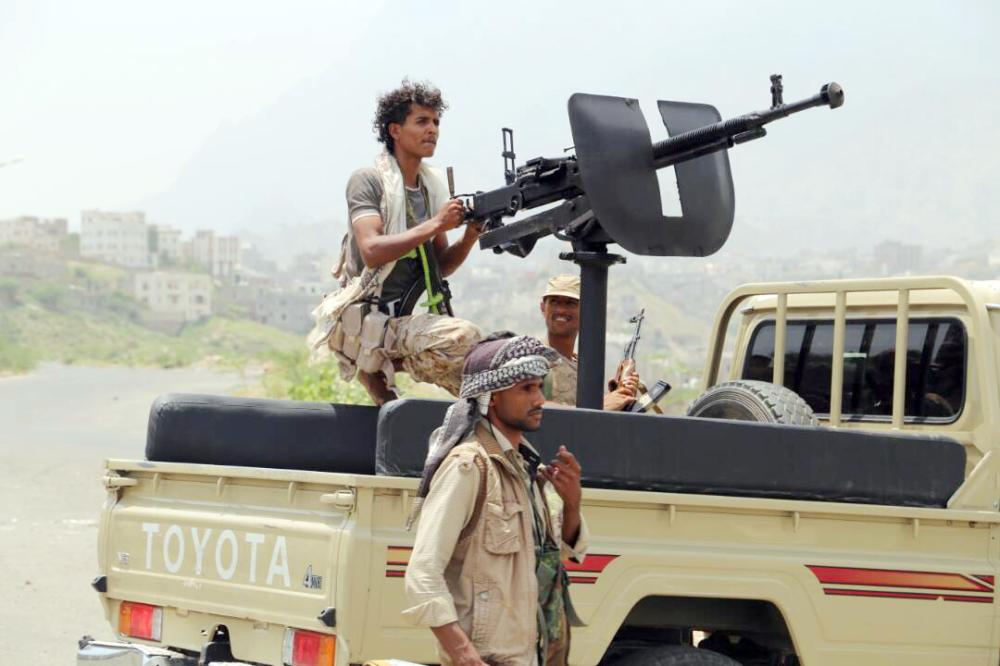 



جنود تابعون للجيش الوطني اليمني أثناء المواجهات في غرب تعز أمس. (متداولة)