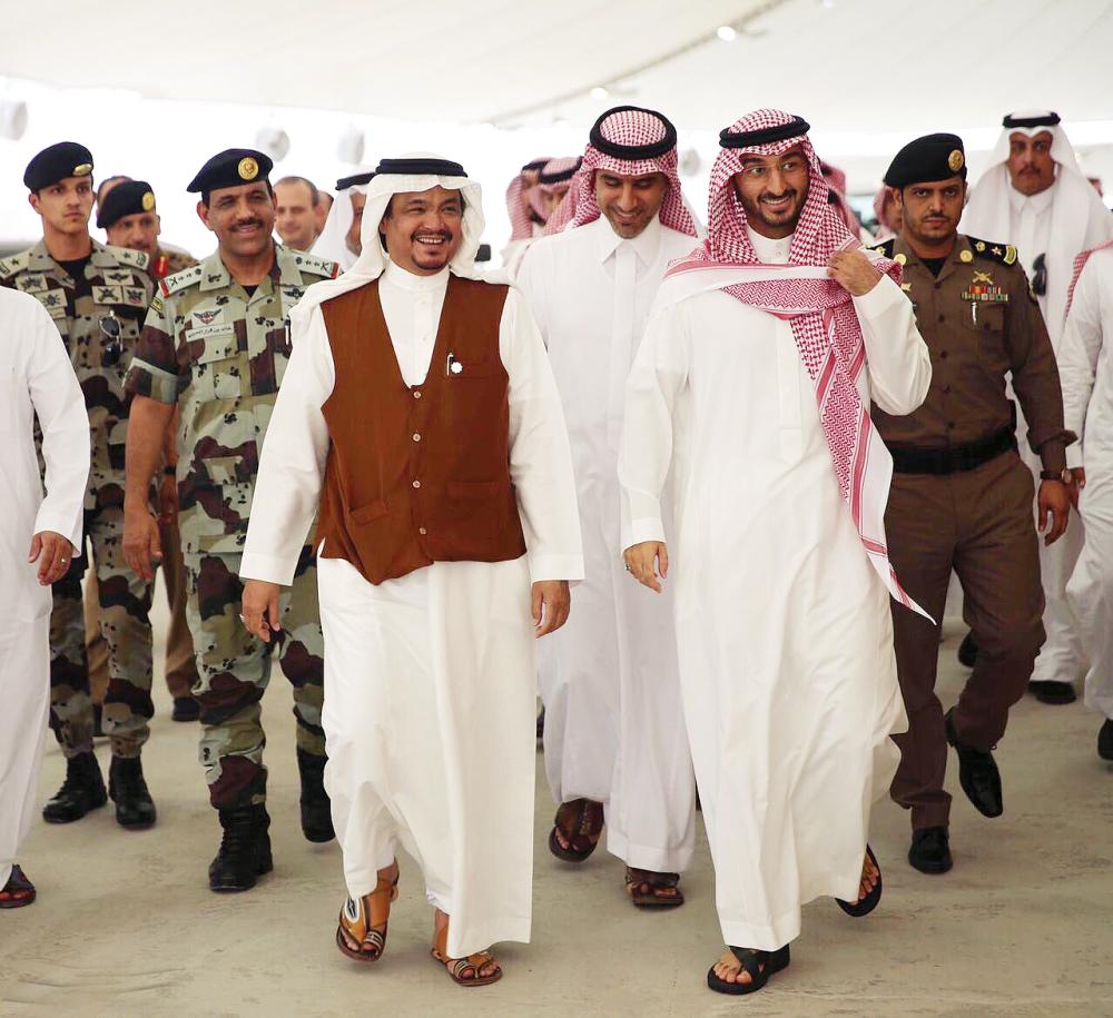 



الأمير عبدالله بن بندر متجولاً في مشاريع المشاعر المقدسة أمس. (عكاظ)