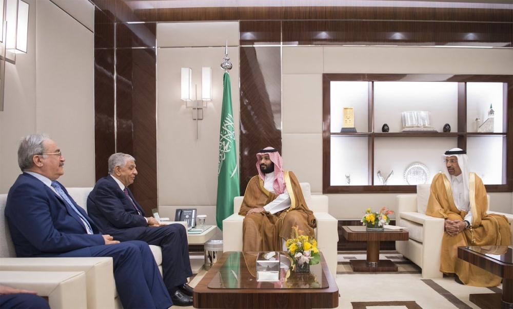 



الأمير محمد بن سلمان مستقبلاً وزير النفط العراقي أمس في جدة. (عكاظ)
