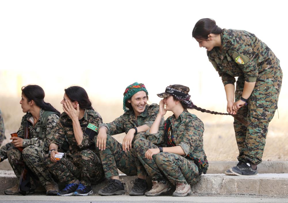 



مقاتلات من قوات سورية الديموقراطية على أطراف مدينة الحسكة. (رويترز)